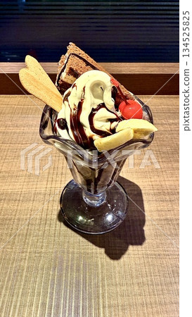 Vanilla Chocolate Parfait 134525825