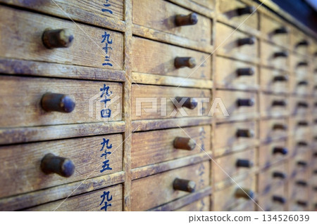 裝滿簽語的抽屜櫃 裝滿簽語的抽屜櫃 134526039