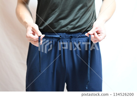 Men measuring the waist 134526200
