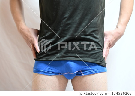 男性抱著肚子 134526203