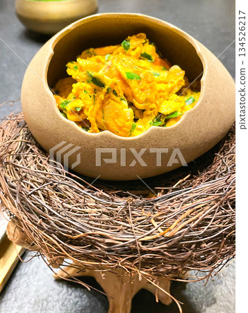 Chinese banquet dish: Stir-fried ostrich eggs with fragrant onions 134526217