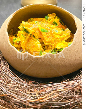 Chinese banquet dish: Stir-fried ostrich eggs with fragrant onions 134526218