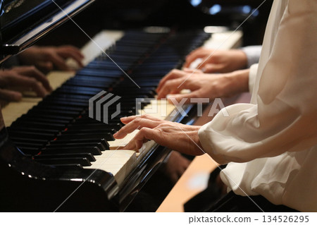 彈鋼琴 彈鋼琴 134526295