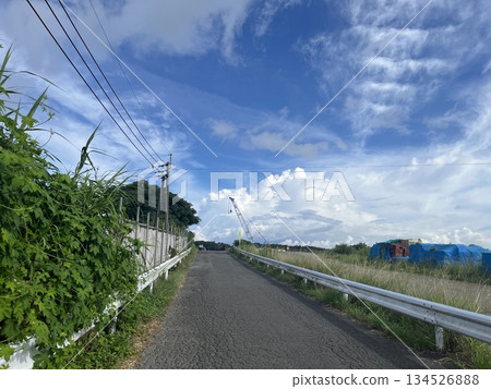A straight road 134526888