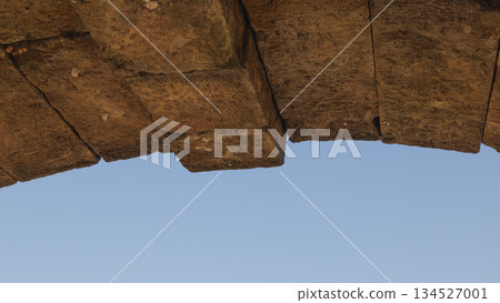 一座古老的石拱橋在藍天的襯托下閃閃發光 134527001