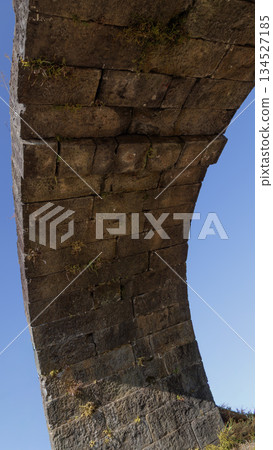 從橋下正下方看到的古老石拱橋的景色 從橋下正下方看到的古老石拱橋的景色 134527185