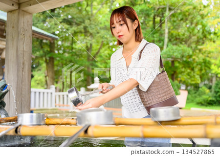 一位女子在神社用湯匙洗手。 134527865