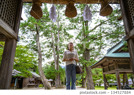 年輕女子抬頭望著神龕 134527884