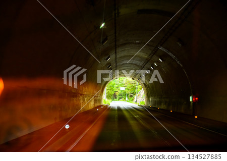 從黑暗的隧道中看到明亮的出口 134527885