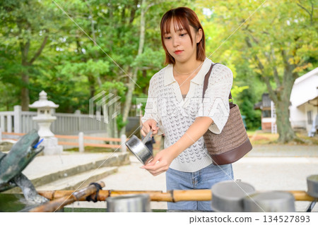 一位女子在神社的淨身室（chozuya）進行淨身儀式。 134527893