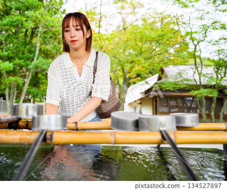 一位女子在神社的淨手房洗手。 134527897
