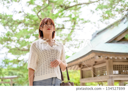 一位女子漫步在綠意盎然的神社中 一位女子漫步在綠意盎然的神社中 134527899
