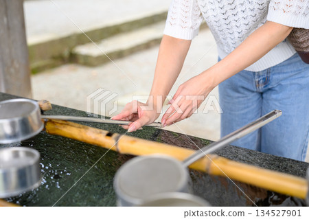 一位女子在神社的淨身室（chozuya）進行淨身儀式。 134527901