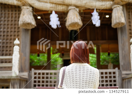 一位女子在神龕前祈禱的背影 134527911