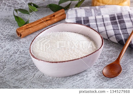 Shugar cristal in the bowl 134527988