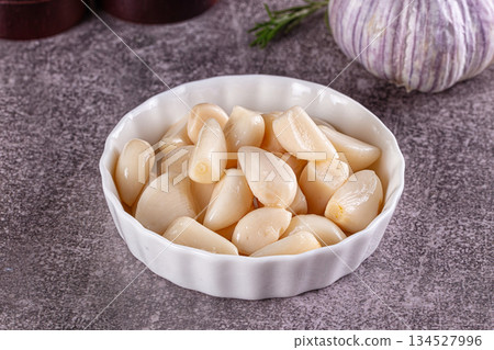 Spicy garlic cloves bulb heap Spicy garlic cloves bulb heap 134527996