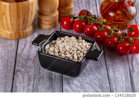 Raw white beans for cooking 134528020