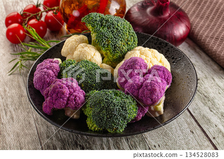 Colorful raw organic cauliflower cabbage 134528083