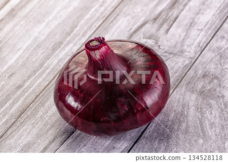 Raw ripe purple whole onion Raw ripe purple whole onion 134528118