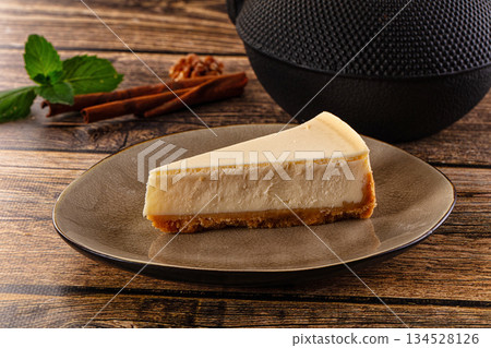 Classic delicous cheesecake slice served mint Classic delicous cheesecake slice served mint 134528126