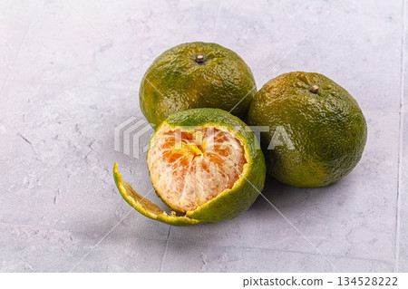 Ripe green organic orange citrus 134528222