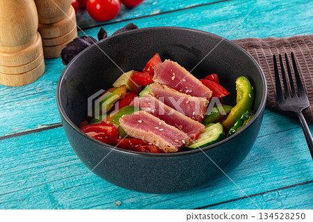 Salad with tuna tataki and avocado Salad with tuna tataki and avocado 134528250