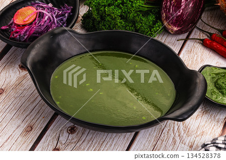 Vegan green cream spinach soup 134528378