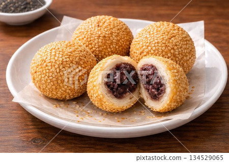 白色盤子上的巧克力碎 134529065