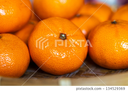 新鮮採摘的美味金黃柑橘堆疊在一起 新鮮採摘的美味金黃柑橘堆疊在一起 134529369