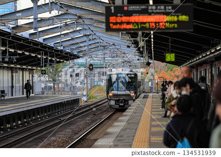 The train approached the platform to take up passengers. The train approached the platform to take up passengers. 134531939