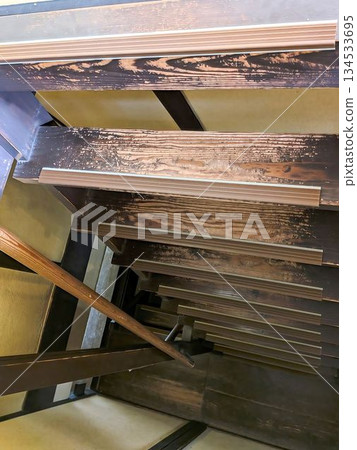 陡峭的梯狀樓梯 134533695
