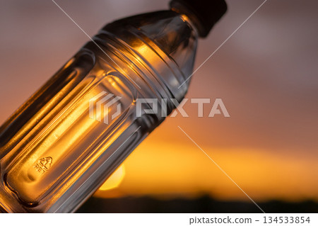 傍晚的天空和一瓶塑膠水 | 對角線 134533854