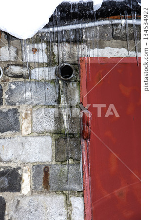 icicle, frozen water 134534922