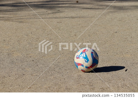 一個足球被遺棄在空蕩蕩的公園裡 2 一個足球被遺棄在空蕩蕩的公園裡 2 134535055