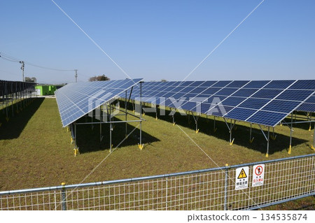 太陽能電池板自然能源 太陽能電池板自然能源 134535874