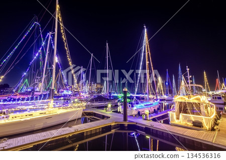 蒲郡市拉古納碼頭的遊艇燈光秀 134536316