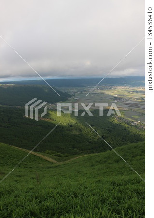 「熊本縣阿蘇市大觀峰的自然與雲景」 從大觀峰展望台眺望山巒與城市景觀 「熊本縣阿蘇市大觀峰的自然與雲景」 從大觀峰展望台眺望山巒與城市景觀 134536410