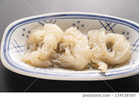 熱的關東煮綁線蒟蒻 熱的關東煮綁線蒟蒻 134536597