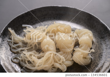 熱的關東煮綁線蒟蒻 熱的關東煮綁線蒟蒻 134536601
