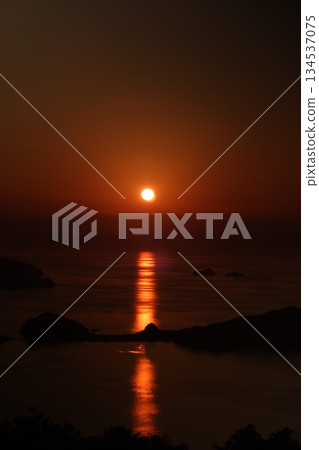 Sunset and sea "SDGs Earth Mysteries" Sea and sky! Shining sunshine! Yamaguchi Prefecture, Japan Sunset and sea "SDGs Earth Mysteries" Sea and sky! Shining sunshine! Yamaguchi Prefecture, Japan 134537075