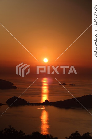 Sunset and sea "SDGs Earth Mysteries" Sea and sky! Shining sunshine! Yamaguchi Prefecture, Japan 134537076