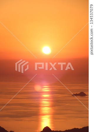 日落與大海 “永續發展目標：地球之謎” 海與天！陽光燦爛！日本山口縣 134537079