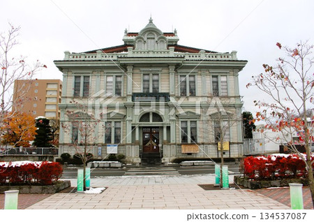 Autumn leaves at the Aomori Bank Memorial Hall, an important cultural property, Hirosaki City, Aomori Prefecture 134537087