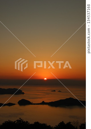 Sea and sunset "SDGs Earth's Mystery Magic Hour" Sea and sky! Shining sunshine! Yamaguchi Prefecture, Japan 134537168