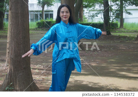 一個女人在公園深呼吸 一個女人在公園深呼吸 134538372
