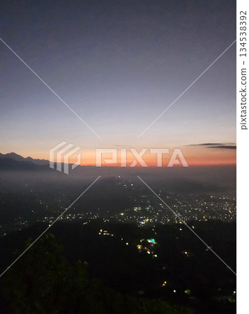 從尼泊爾博卡拉的薩朗科特觀景台看到的夜景 從尼泊爾博卡拉的薩朗科特觀景台看到的夜景 134538392