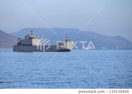 一艘運輸船航行在瀨戶內海 134538408