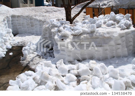 在大雪紛飛的雪國進行除雪作業 134538470