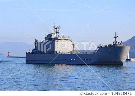 自衛隊海上運輸大隊的運輸船駛入港口 自衛隊海上運輸大隊的運輸船駛入港口 134538471