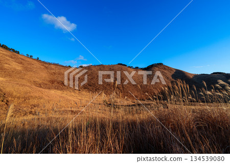 An ultra-wide-angle lens captures the evening scenery of Soni Plateau in December. From sunset to a beautiful sunset, the mountains surrounding the plateau on a mild autumn day. An ultra-wide-angle lens captures the evening scenery of Soni Plateau in December. From sunset to a beautiful sunset, the mountains surrounding the plateau on a mild autumn day. 134539080